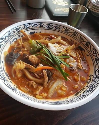 Mì cay Hàn Quốc jjambbong trên bàn cho món ngon ngày mưa