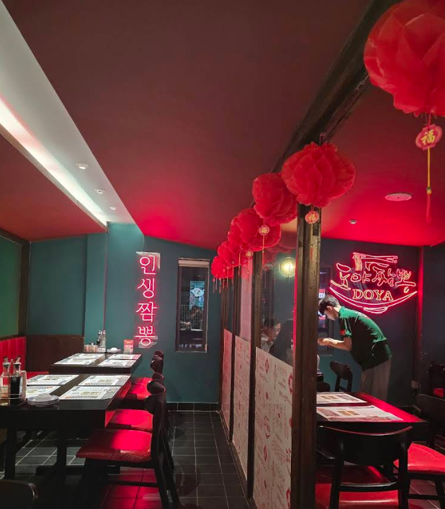 ベンタイン市場とブイビエン近くの DOYA JJAMBBONG 店内テーブル