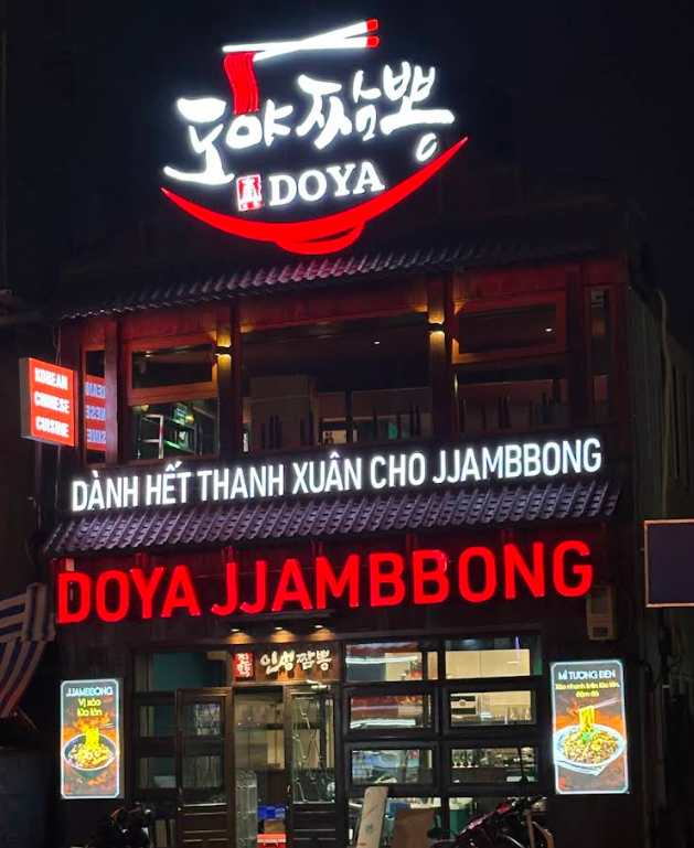 Bang hieu neon DOYA JJAMBBONG ve dem tai Quan 1