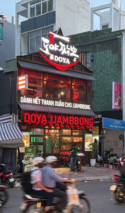 Mat tien DOYA JJAMBBONG tren duong Bui Thi Xuan, Quan 1